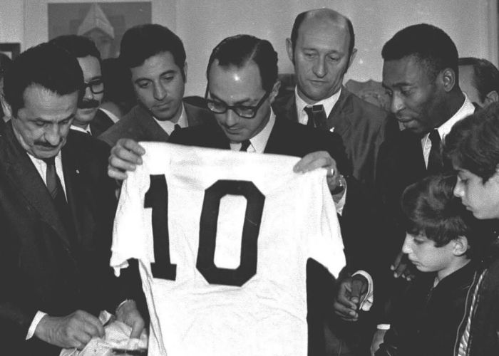 Mem&oacute;ria dos Mundiais: foto hist&oacute;rica registra Pel&eacute; e Salom&atilde;o Pavlovsky ap&oacute;s o tri de 1970