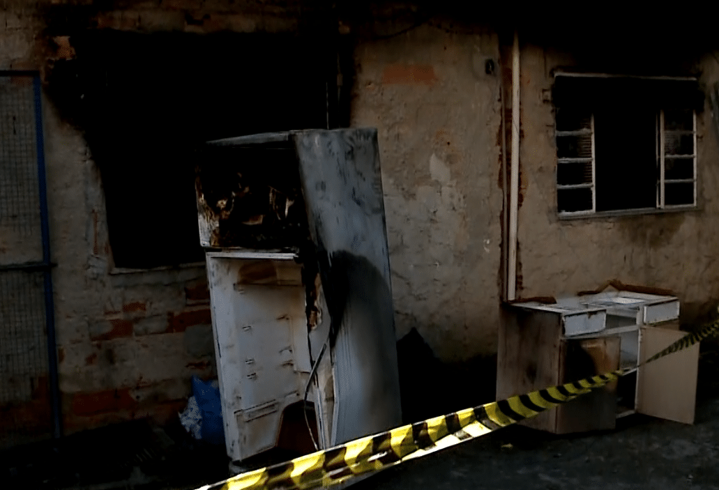 Imagem de casa ap&oacute;s inc&ecirc;ndio.