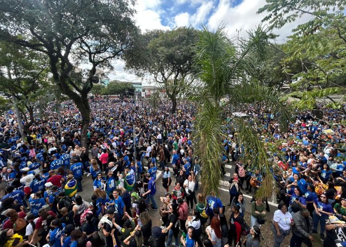 Marcha para Jesus re&uacute;ne caravanas da regi&atilde;o e atrai milh&otilde;es de fi&eacute;is em S&atilde;o Paulo