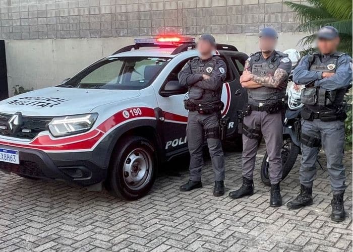 Imagem de viatura e agentes da PM.
