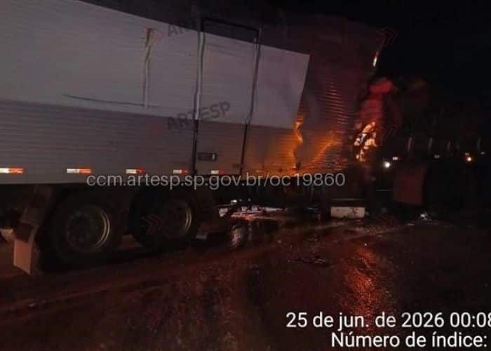 Colisão entre caminhão e carreta deixa uma pessoa gravemente ferida em Porangaba