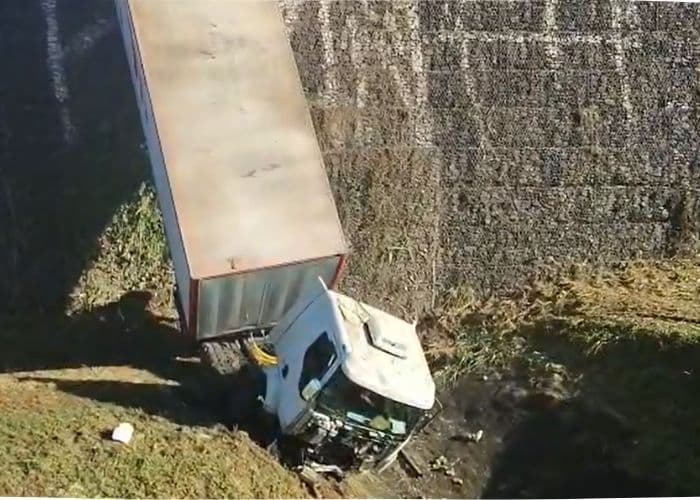 Caminhão cai em barranco na Rodovia Santos Dumont em Salto
