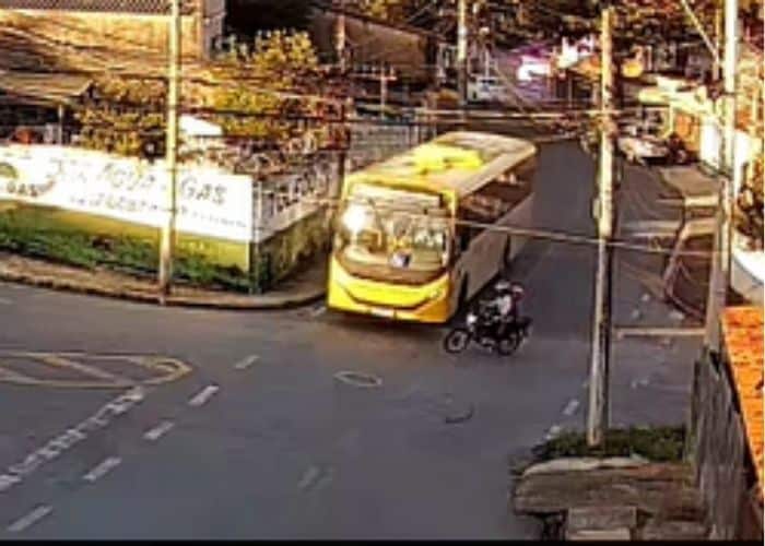 Mulher e criança ficam feridas após moto bater em ônibus em Sorocaba