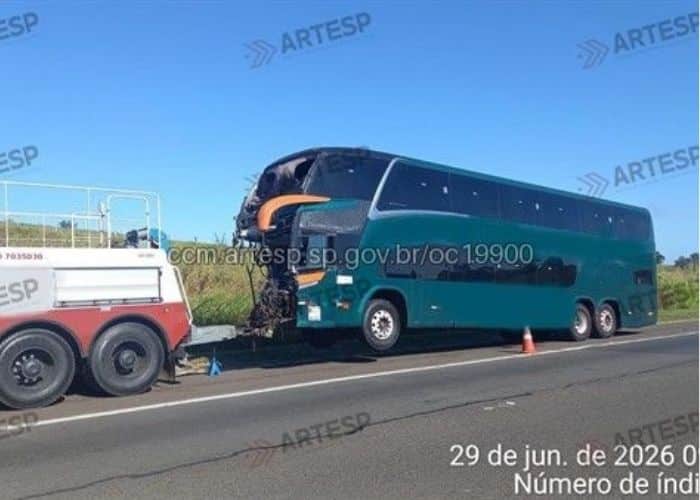 Acidente entre carreta e ônibus deixa feridos em rodovia de Porangaba