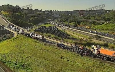 Engavetamento com carreta e seis carros interdita Rodovia dos Bandeirantes em Jundiaí