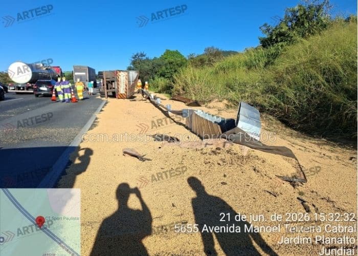 Imagem da carga derrubada pela via