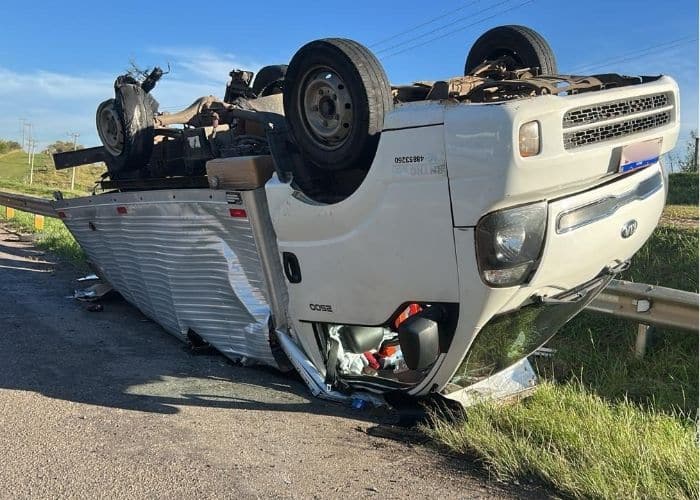 Caminhão tomba na Rodovia Archimedes Lammoglia, em Itu