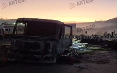 Incêndio em caminhão interdita rodovia em São Roque