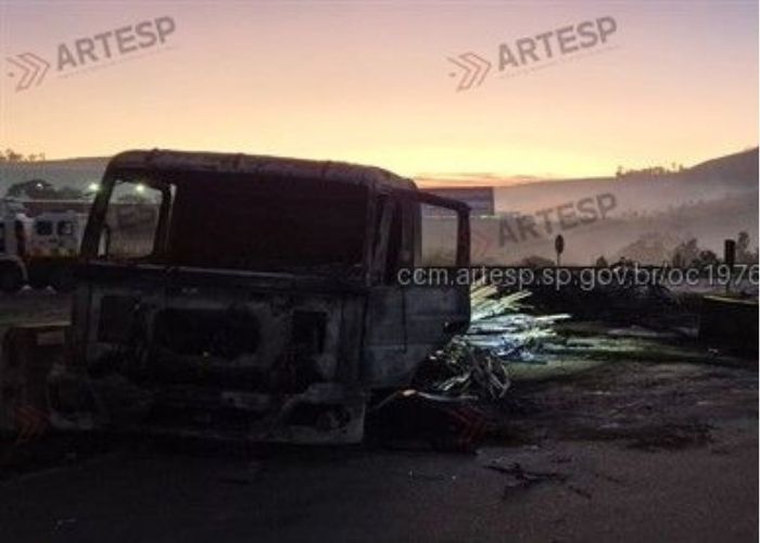 Incêndio em caminhão interdita rodovia em São Roque