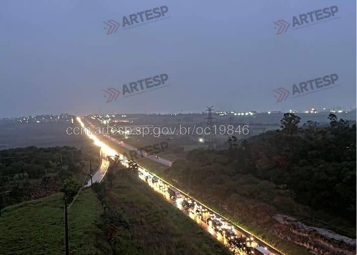 Colisão entre caminhões causa congestionamento de 6 quilômetros em Itu