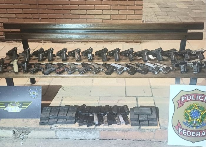 Imagem da apreens&atilde;o de pistolas