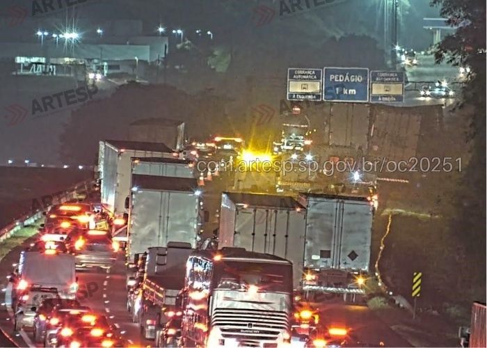 Acidente entre caminhão e carreta provoca cinco quilômetros de congestionamento na Bandeirantes, em Itupeva