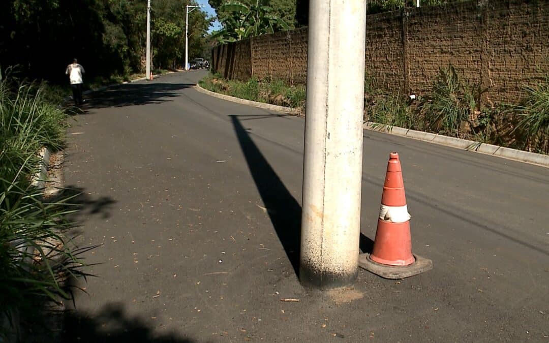 Postes no meio da rua preocupam moradores em Capela do Alto