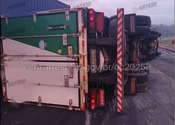 Carreta tomba na Rodovia dos Bandeirantes e causa congestionamento em Jundia&iacute;