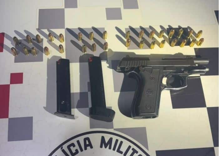 Imagem da apreens&atilde;o da arma de fogo e das muni&ccedil;&otilde;es