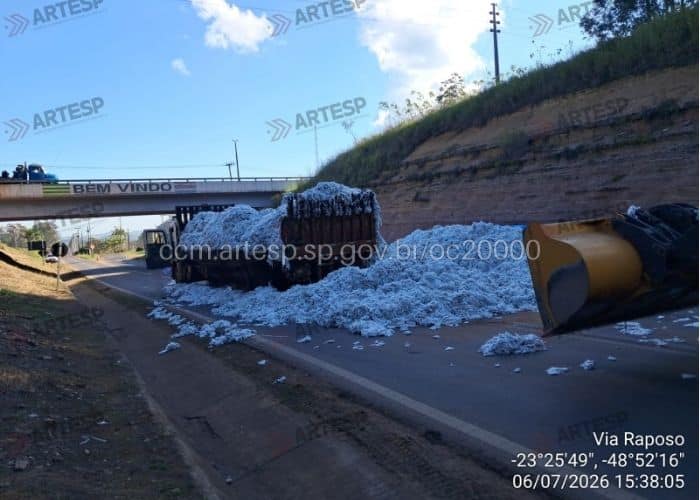 Caminhão carregado com algodão tomba e bloqueia acesso na Raposo Tavares