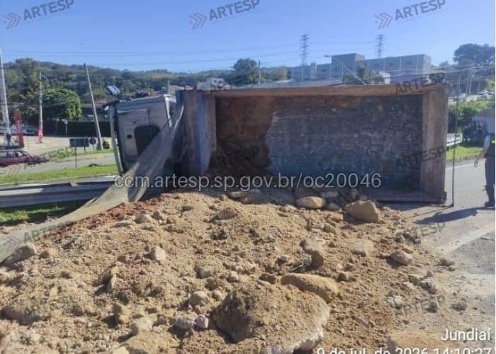 Imagem do caminh&atilde;o tombado