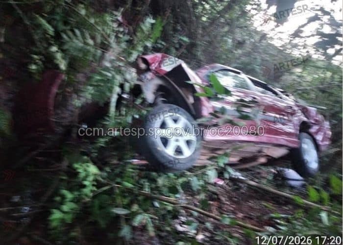 Imagem do carro na ribanceira