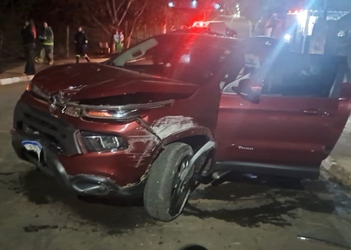 Carro desce rua sem freio, bate em poste e criança sai ilesa em Cesário Lange