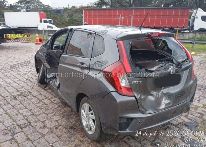 Imagem de um dos carros ap&oacute;s o acidente
