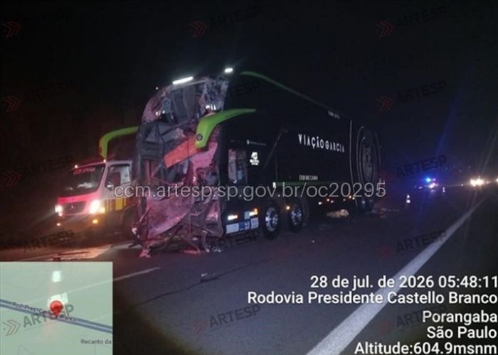 Imagem do &ocirc;nibus depois da colis&atilde;o