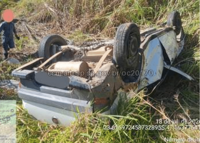 Utilitário cai em ribanceira na Rodovia João Leme dos Santos e deixa quatro feridos em Salto de Pirapora
