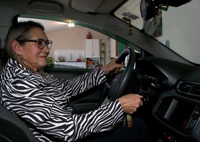 Aposentada vive como morta em sistema e não consegue renovar a CNH