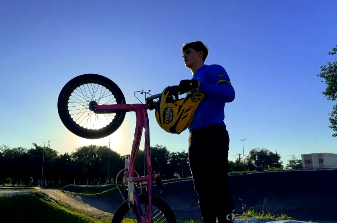 Imagem do atleta de Sorocaba segurando uma BMX.