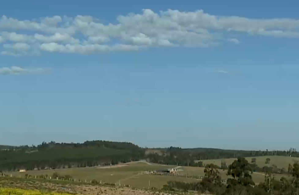 Imagem do horizonte de um vasto terreno.