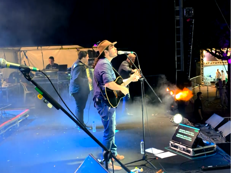 Cantor cantando em palco do Festival Multicultural em Sorocaba.