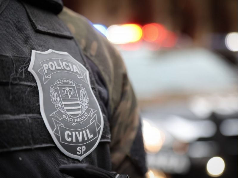 Imagem de emblema da Pol&iacute;cia Civil estampado no colete.