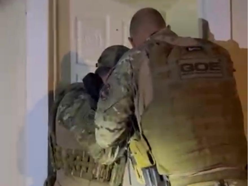 Imagens de agentes entrando em uma resid&ecirc;ncia.