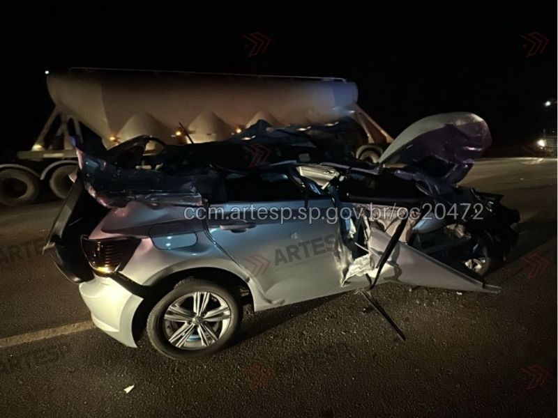Motorista morre após carro colidir com carreta em Itapetininga