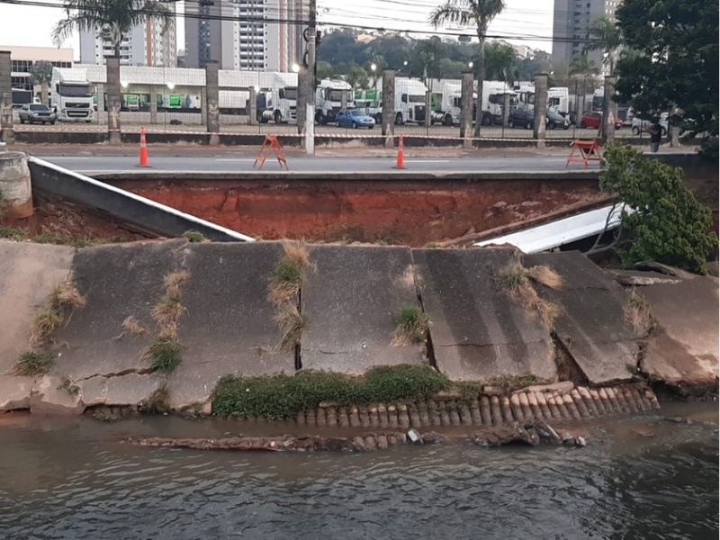 Rompimento de tubulação de esgoto faz pista ceder em avenida de Jundiaí