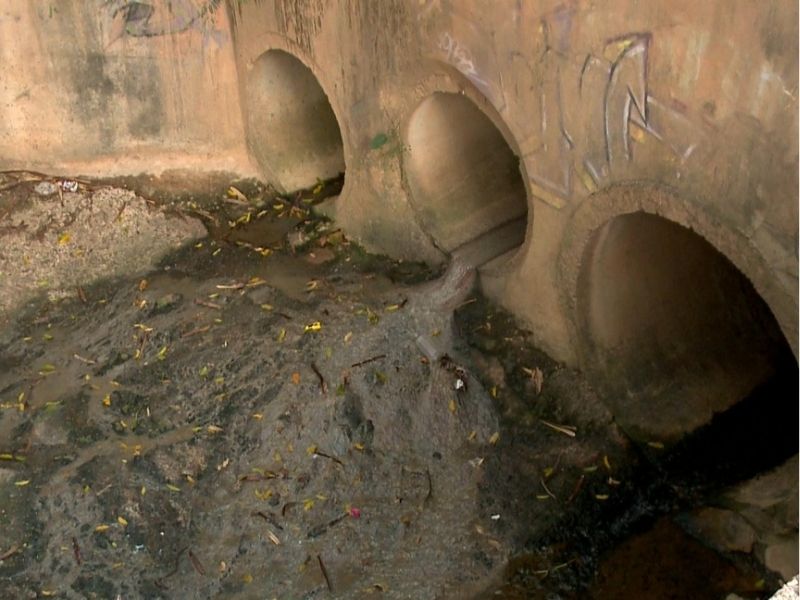 Moradores reclamam de mau cheiro e vazamentos na rede de esgoto em Salto