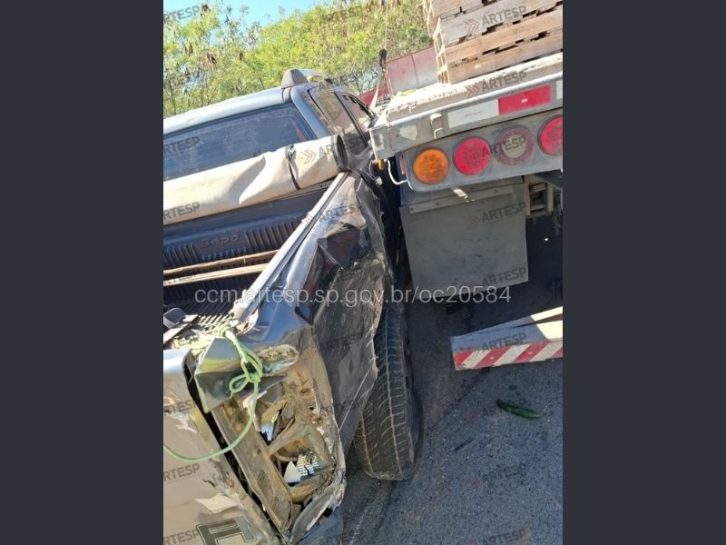 Carreta colide com caminhonete e cai em ribanceira na SP-079, em Votorantim