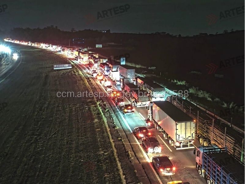 Imagem do congestionamento ap&oacute;s o acidente