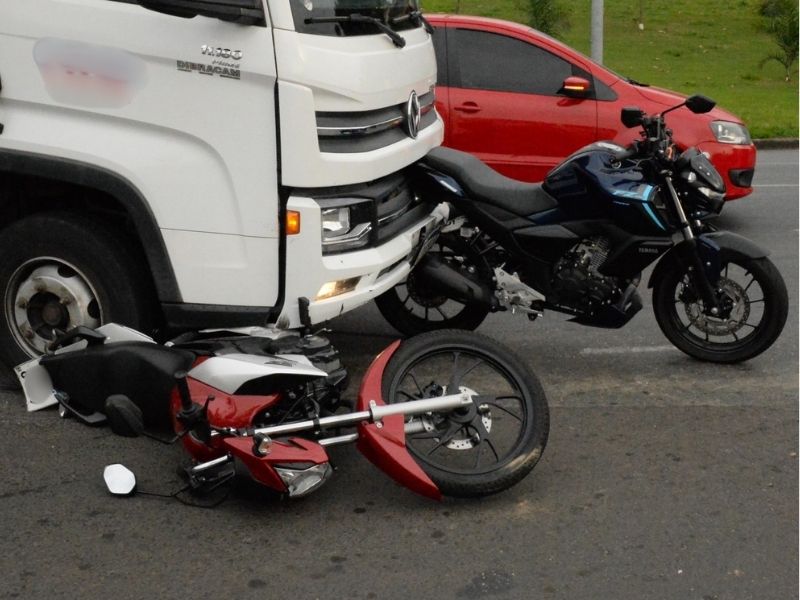 Motociclistas ficam feridos após acidente em Sorocaba
