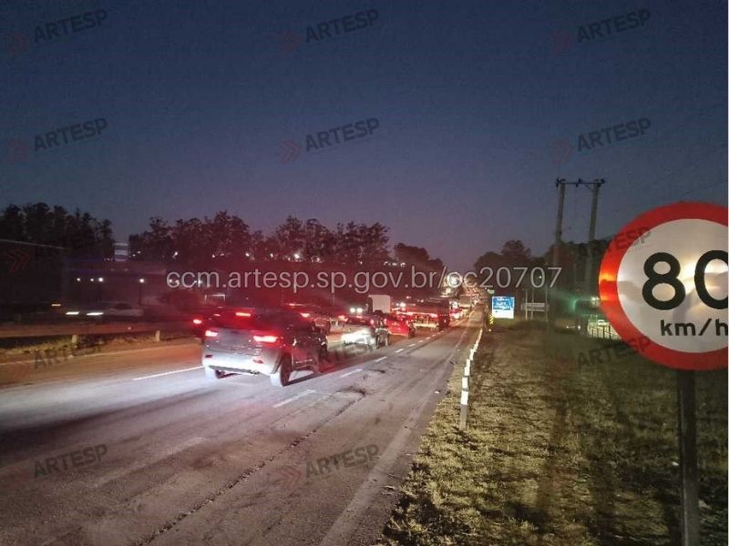 Imagem do congestionamento ap&oacute;s o acidente