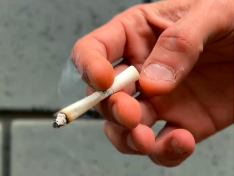 Imagem de m&atilde;o segurando cigarro.