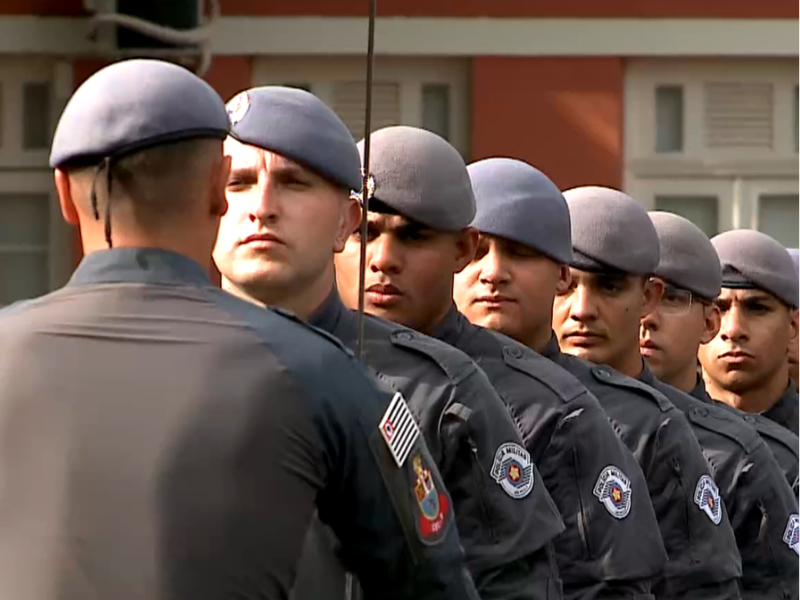 Imagem de policiais em fila.