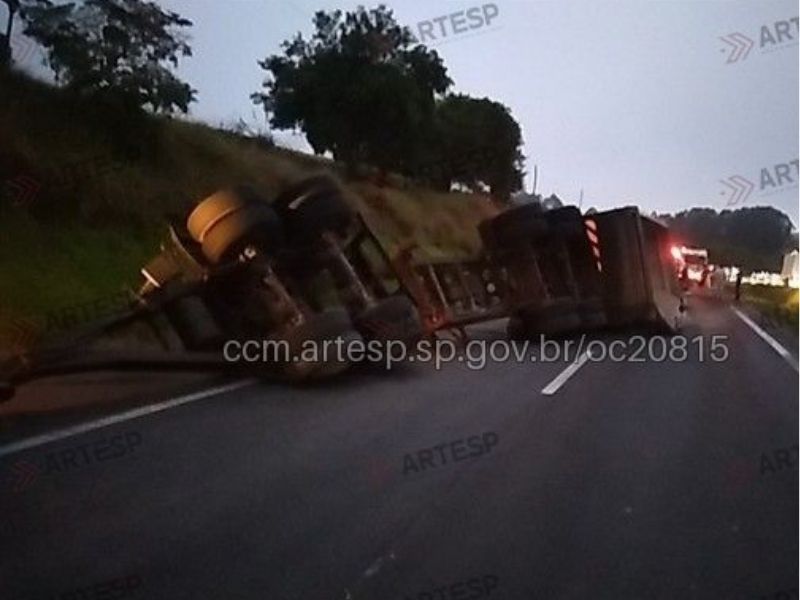 Acidente com carreta deixa tr&acirc;nsito complicado na SP-127, em Itapetininga