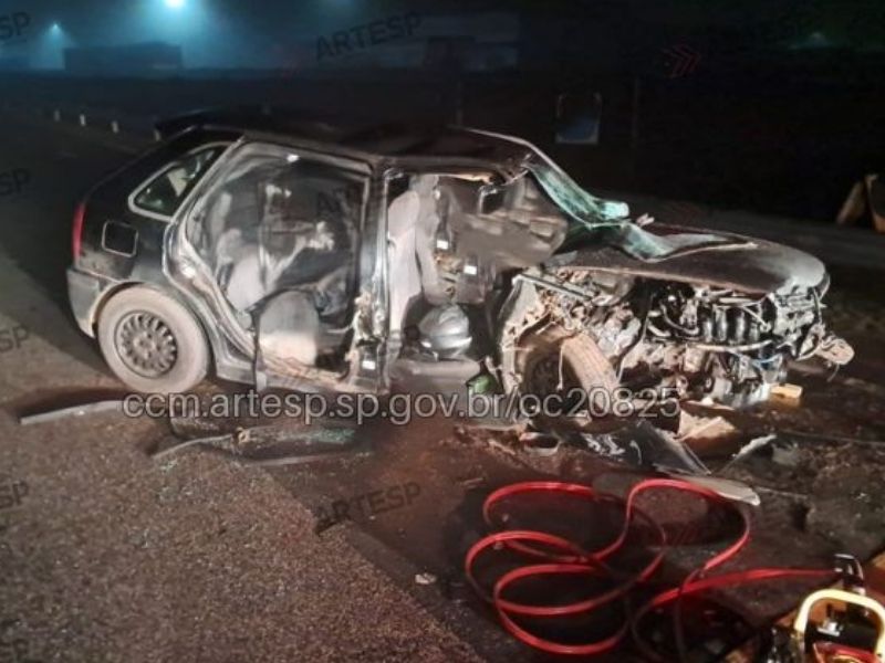 Acidente deixa tr&ecirc;s feridos ap&oacute;s carro pegar fogo na Rodovia Raposo Tavares, em Itapetininga