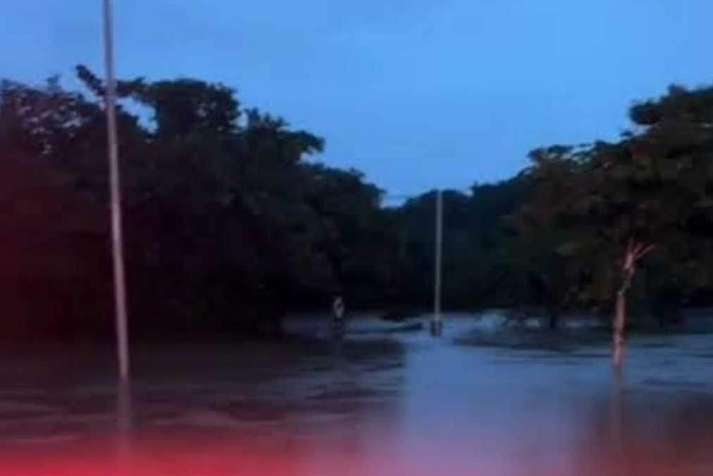 Rio Sorocaba transborda com chuvas durante a madrugada e vias são interditadas