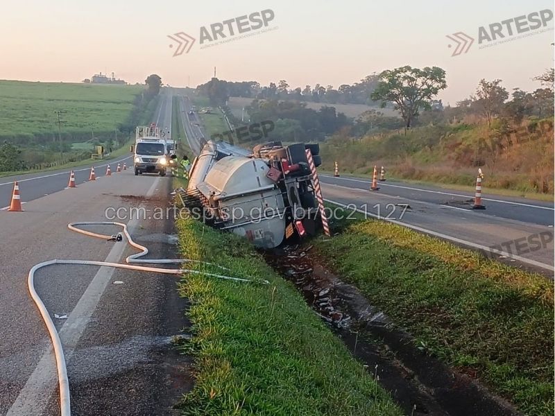 Carreta de diesel tomba no canteiro da SP-127 em Itapetininga e Cetesb é acionada