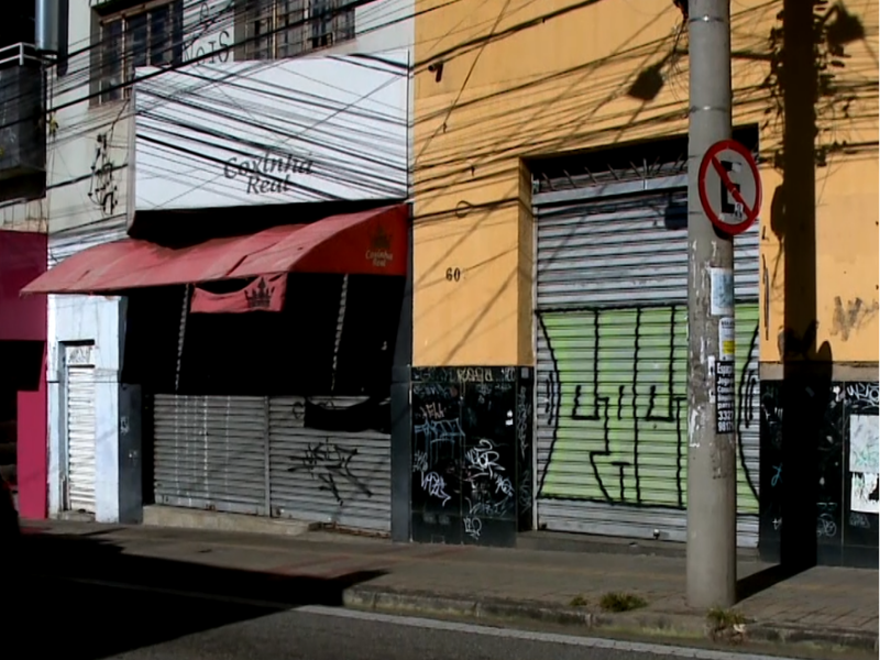 Fachadas de im&oacute;veis comerciais fechados.