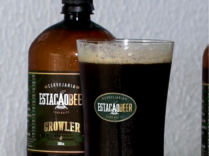 Copo com cerveja da cervejaria Esta&ccedil;&atilde;o Beer.