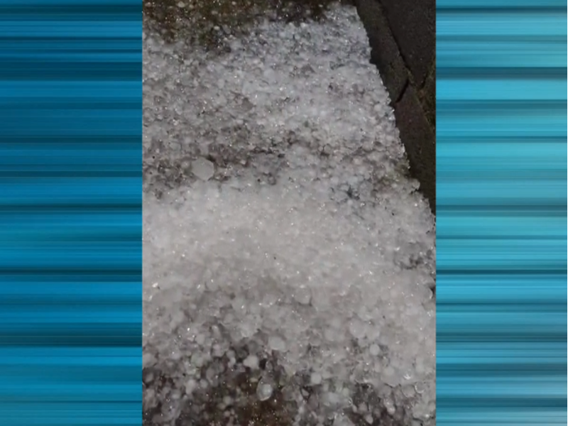 Imagem de granizo jogado ao ch&atilde;o.