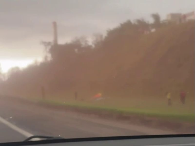 Dois paraquedistas ficam feridos durante pouso de emergência às margens da Rodovia Castello Branco, em Boituva