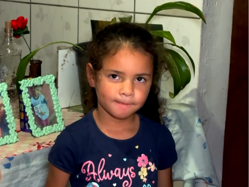 Imagem da menina que aguarda acesso a colonoscopia.